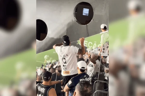 Imagem colorida de torcedores do Santos ameaçando torcedor do Galo após ato obsceno em jogo - Metrópoles