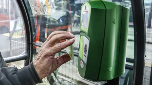 pessoa passando o cartão de ônibus