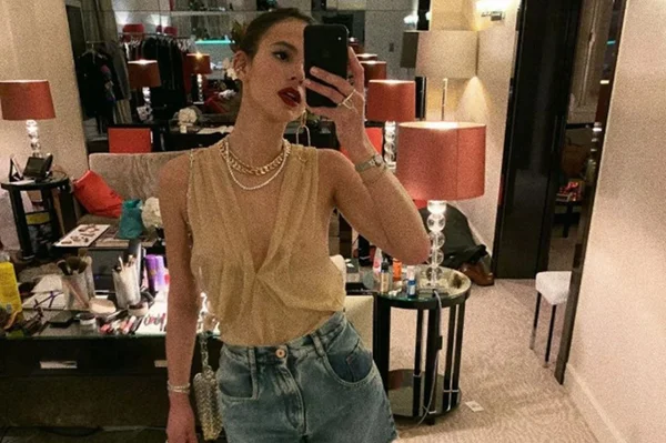 Bruna Marquezine exibe look com transparência e coleciona elogios