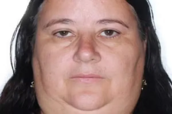 Imagem colorida da ex-policial civil condenada por desviar dinheiro de fianças - Metrópoles