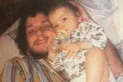 Julia Boggiss compartilhou foto ao lado do pai,  Edward Boggiss, quando ainda era bebê