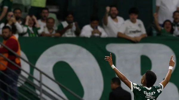Imagem colorida de comemoração de gol do jogador Estêvão - Metrópoles