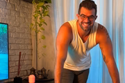 Bruno Miranda, o Borat de Amor & Sexo, posa sorridente para as redes sociais