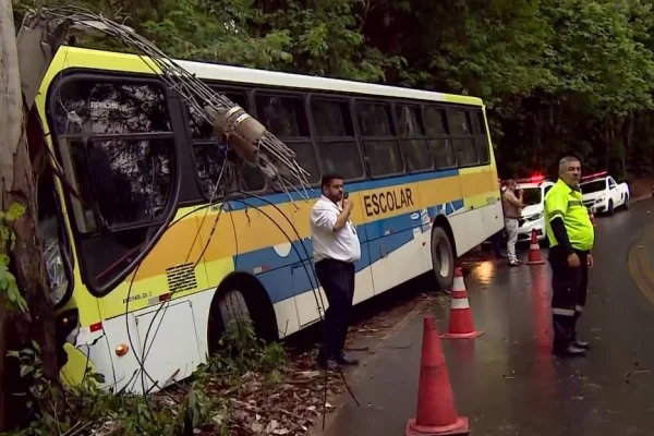 Ônibus escolar bate em poste em estrada entre Itatiba e Valinhos, em SP - Metrópoles