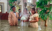 Pais entregam a noiva para o marido em meio a inundação de igreja