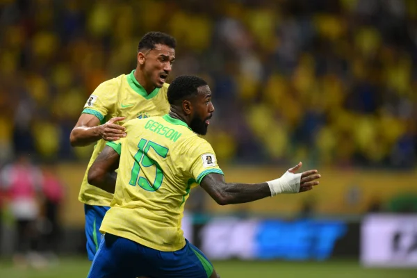 Foto colorida de Gerson e Danilo, atletas do Flamengo, com a camisa da Seleção Brasileira - Metrópoles