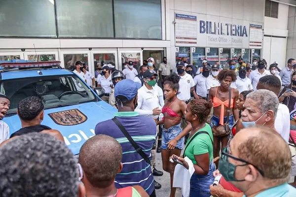 Imagem colorida mostra bilheteria da estação das Barcas na Praça Arariboia, onde ambulante foi morto por PM - Metrópoles