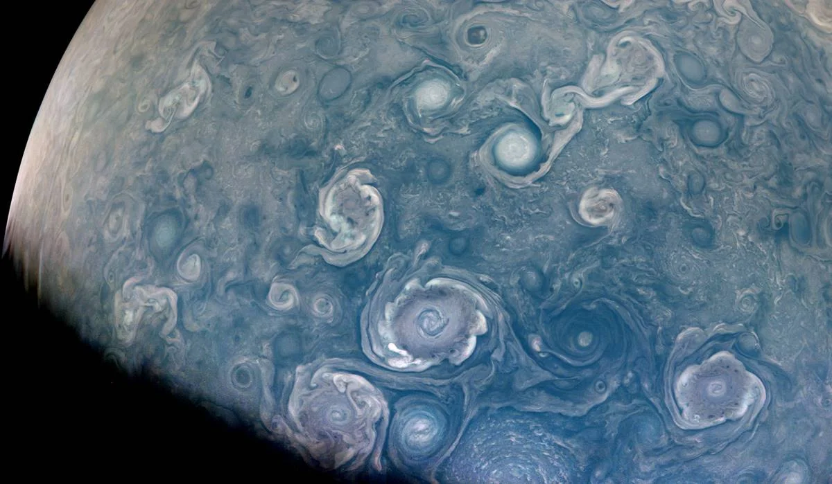 Vórtices perto do pólo norte de Júpiter: quando a missão Juno da Nasa completou o 43º sobrevôo próximo a Júpiter em 5 de julho de 2022, seu instrumento JunoCam capturou esta visão impressionante de vórtices – padrões de vento em espiral semelhantes a furacões – perto do pólo norte do planeta Vórtices perto do pólo norte de Júpiter: quando a missão Juno da Nasa completou o 43º sobrevôo próximo a Júpiter em 5 de julho de 2022, seu instrumento JunoCam capturou esta visão impressionante de vórtices – padrões de vento em espiral semelhantes a furacões – perto do pólo norte do planeta