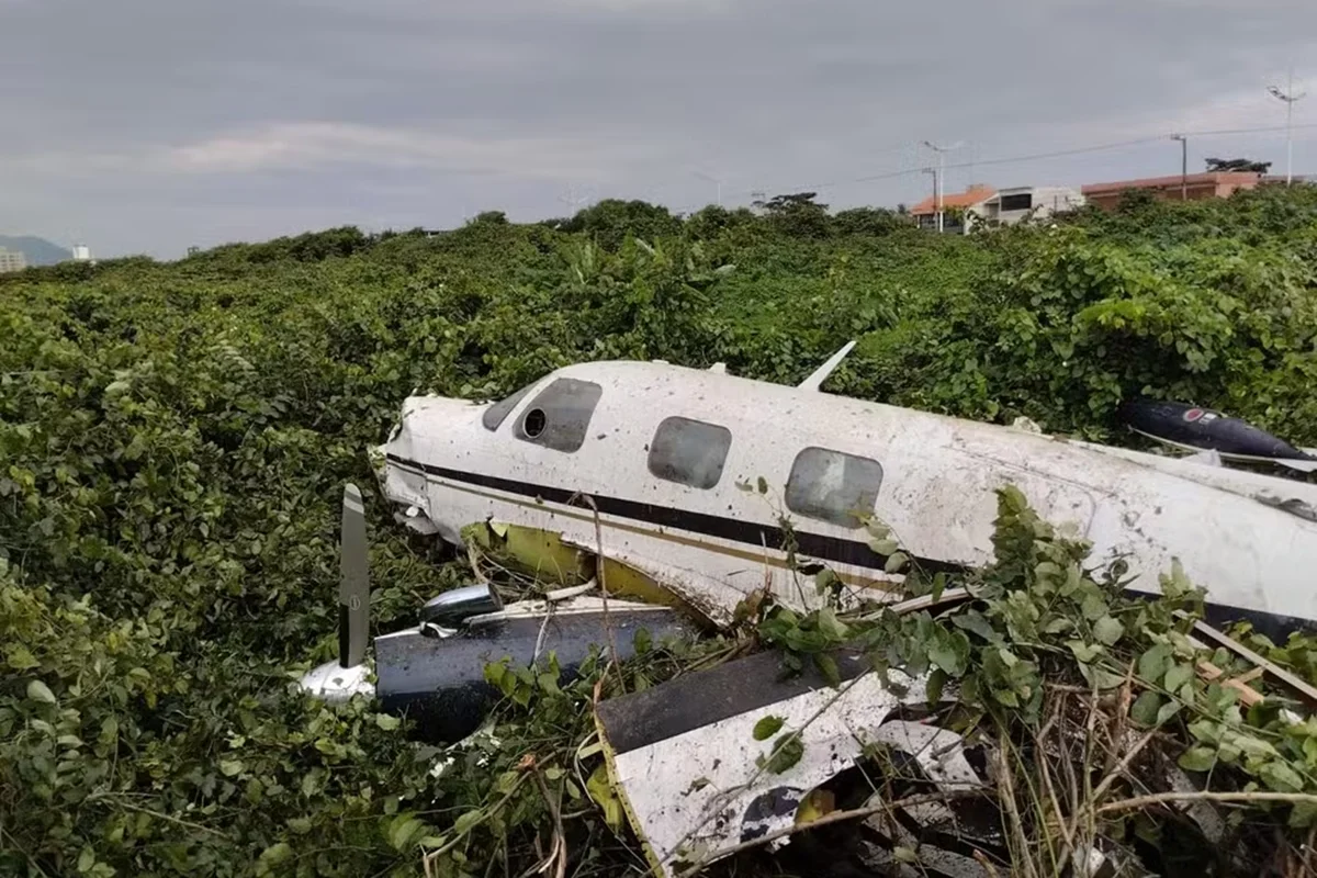 Avião de pequeno porte cai em praia de SC e deixa 2 em estado grave