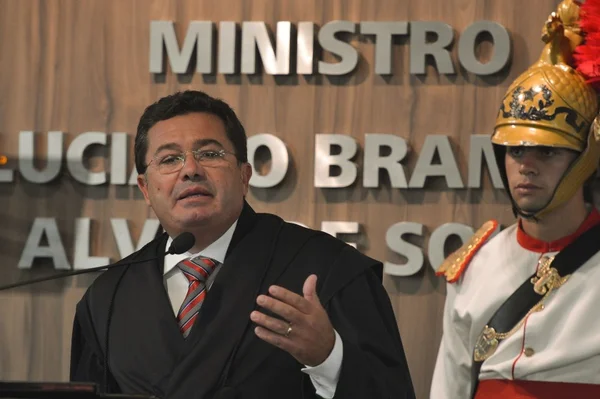 Procuradores pedem que ministro do TCU se afaste de casos da Petrobras