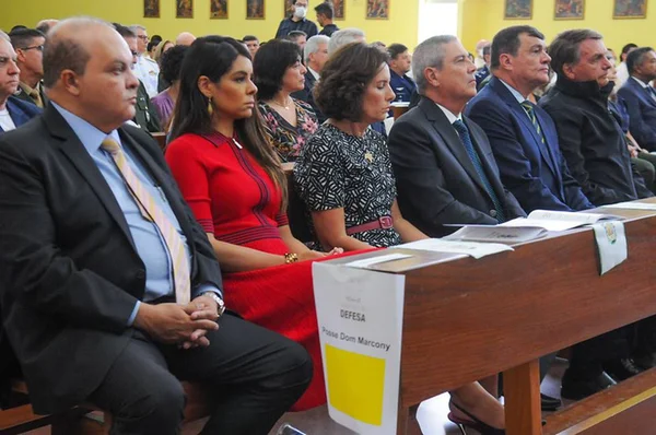 Com Bolsonaro, Ibaneis acompanha posse canônica de Dom Marcony