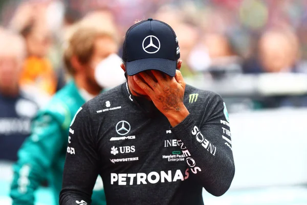 Em crise na F1, Hamilton diz estar fora da briga pelo título