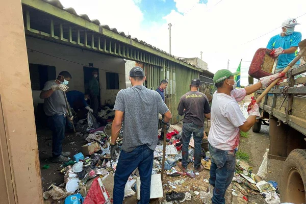 Condição patológica fez morador do DF acumular 26 toneladas de lixo em casa