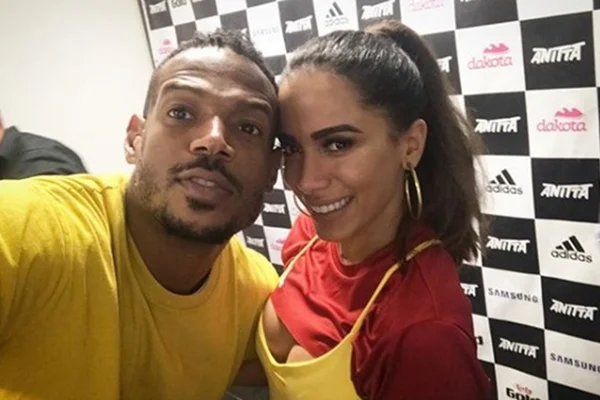 Anitta curte festa pós-Carnaval com ator de As Branquelas