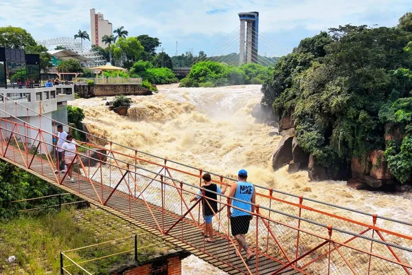Imagens aéreas mostram correnteza intensa e água escura no Rio Tietê, que recebeu grande volume de água após temporais na capital e interior - Metrópoles