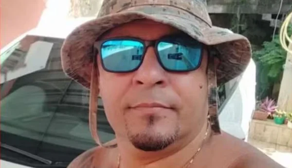 homem de óculos escuros