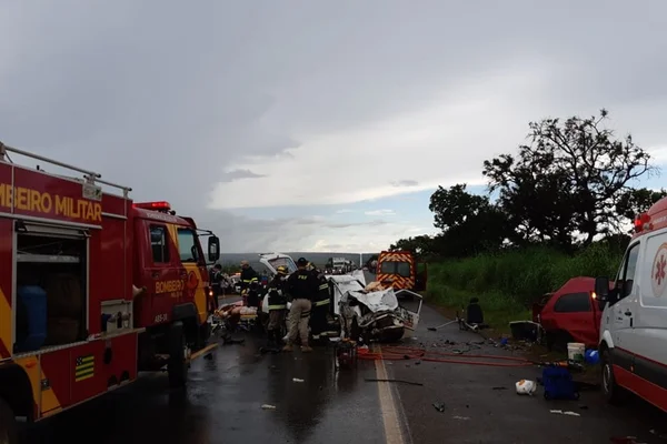 Viaturas do Corpo de Bombeiros, do Samu e acidente ao fundo
