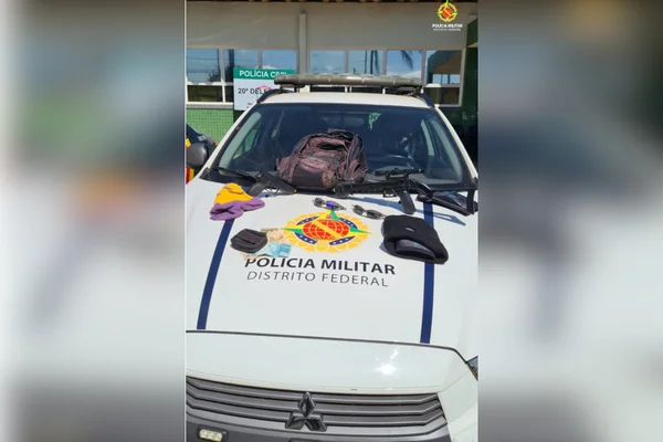 objetos em cima de capô de viatura