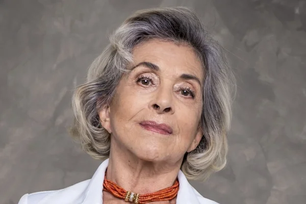Foto colorida de uma mulher idosa - Metrópoles