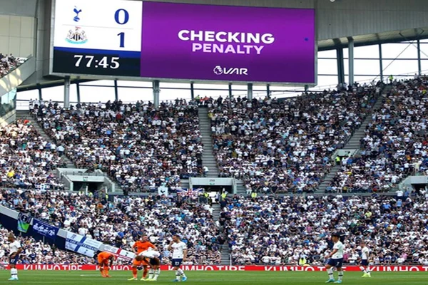 Árbitros ingleses reconhecem 4 erros ligados ao VAR na Premier League