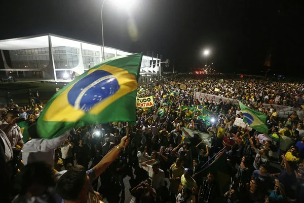 63,5% dos eleitores querem impeachment de Dilma, diz pesquisa