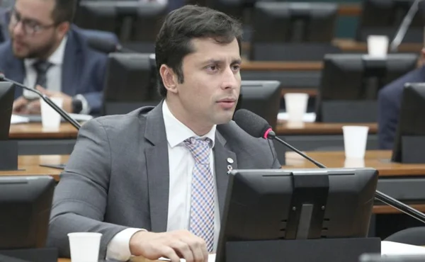 Imagem colorida do deputado federal Duarte Jr. - Metrópoles