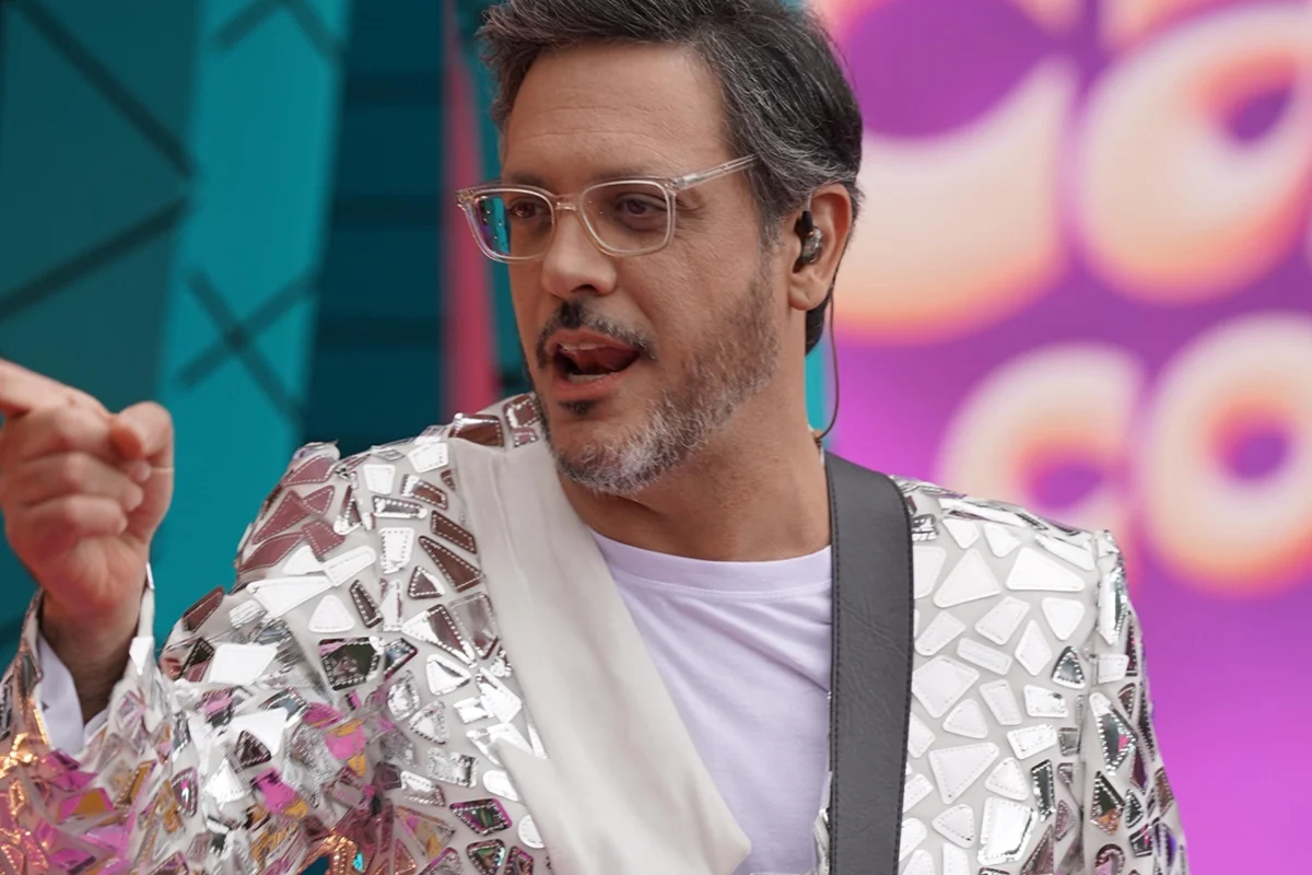 Lucio Mauro Filho posa ao cantar no Caldeirão com Mion Lucio Mauro Filho posa ao cantar no Caldeirão com Mion