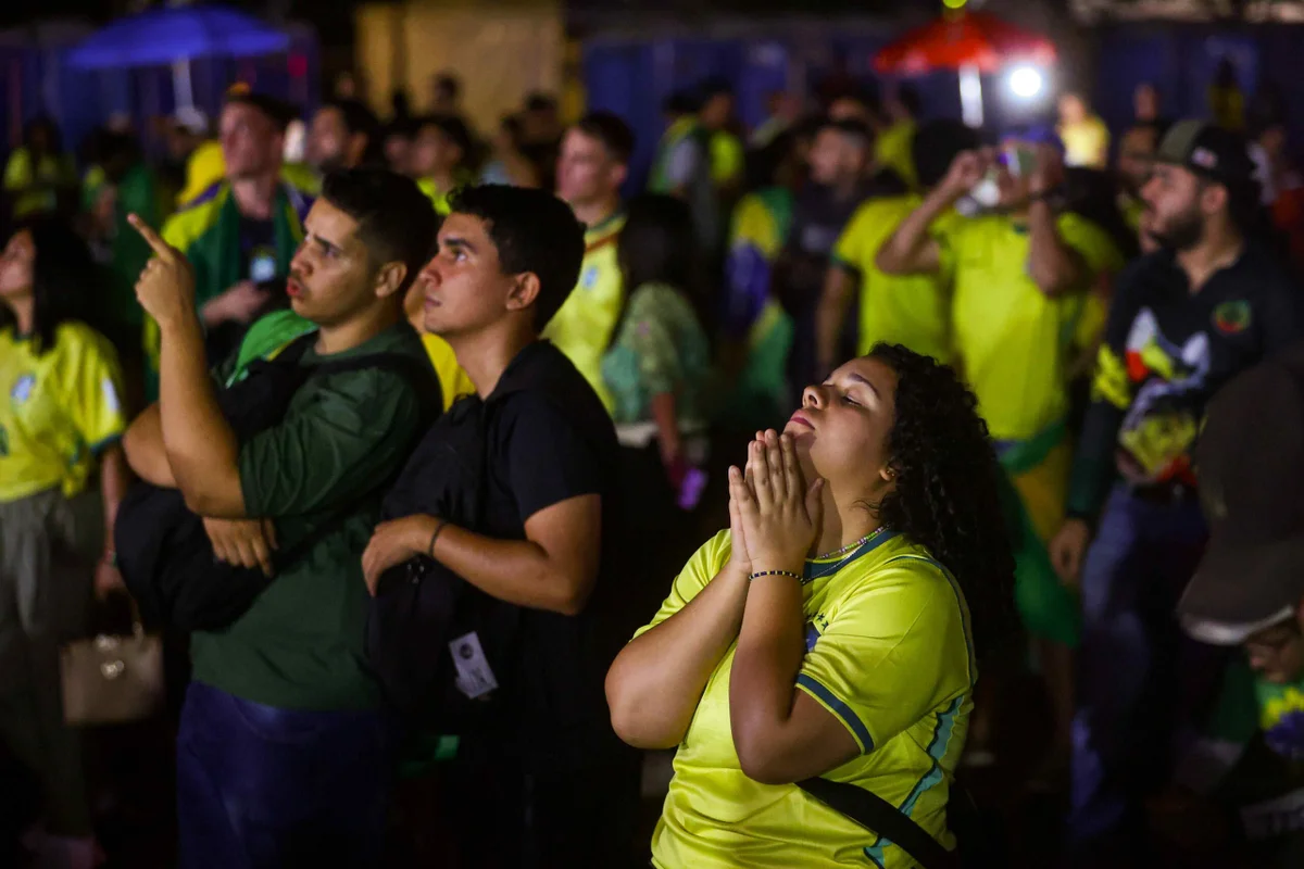 Em silêncio, apoiadores de Flávio deixam Esplanada após vitória de Lula - imagem 5 Em silêncio, apoiadores de Flávio deixam Esplanada após vitória de Lula - imagem 5