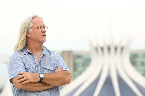 Livro com 215 poemas de Nicolas Behr ganha tradução em inglês