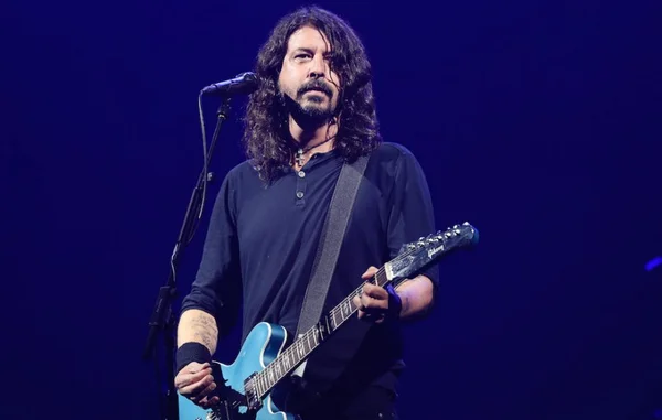 Dave Grohl manda indireta para Taylor Swift: “Tocamos de verdade”