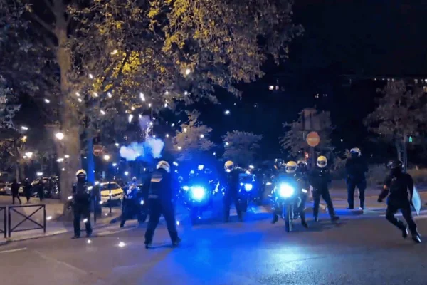 Confronto entre policiais e torcedores na França