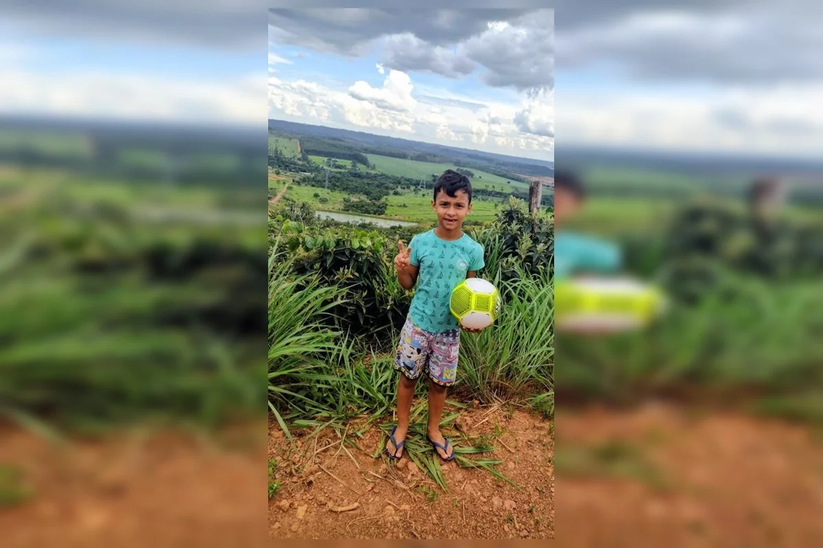 O menino morreu após sofrer um choque elétrico ao tentar buscar uma bola que havia caído embaixo de um trailer durante uma partida com amigos, no Itapoã O menino morreu após sofrer um choque elétrico ao tentar buscar uma bola que havia caído embaixo de um trailer durante uma partida com amigos, no Itapoã