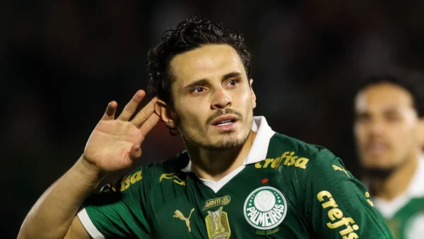 O jogador Raphael Veiga, da SE Palmeiras, comemora seu gol contra a equipe do C Atlético Mineiro, durante partida válida pela vigésima oitava rodada, do Campeonato Brasileiro, Série A, no Estádio Brinco de Ouro da Princesa.