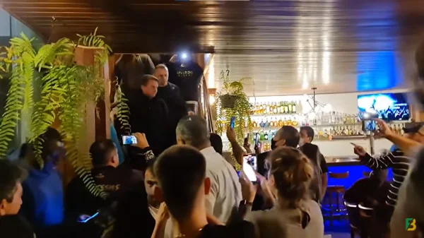 Bolsonaro vai a pizzaria em Guarujá e é aplaudido