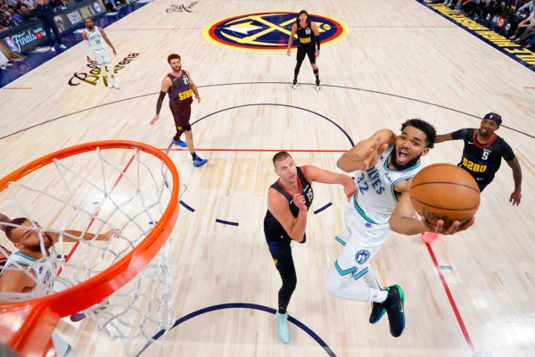 Imagem colorida de jogador dos Timberwolves marcando ponto - Metrópoles