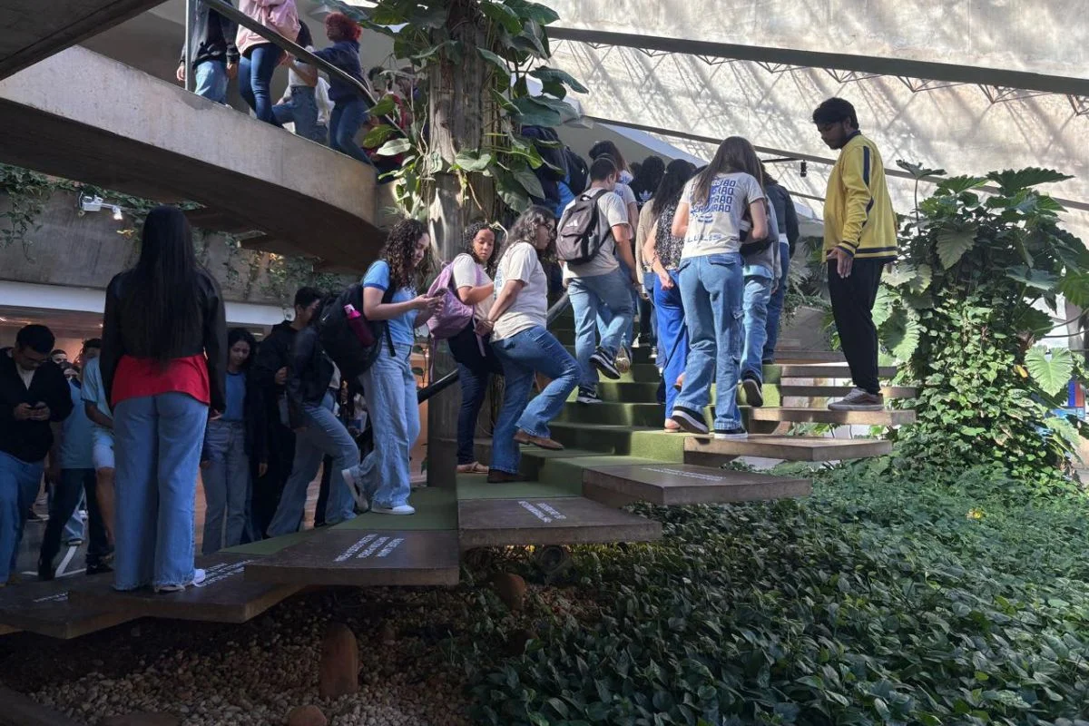 Estudantes de Planaltina visitam mostra Constelações Contemporâneas Estudantes de Planaltina visitam mostra Constelações Contemporâneas