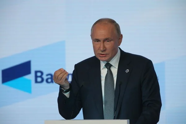 Vladimir Putin, presidente russo. Ele usa terno e gravata e olha seriamente para a frente- Metrópoles