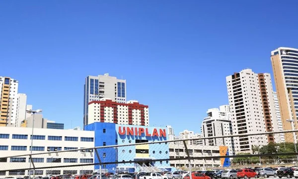 Estudantes acusam faculdade de dar diploma a quem não concluiu curso