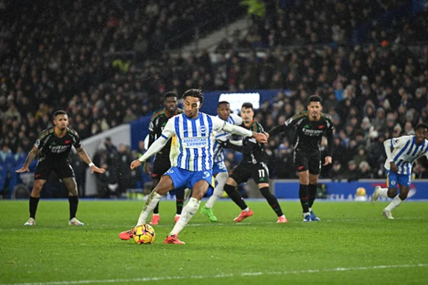 imagem colorida de João Pedro contra o Arsenal - Metrópoles