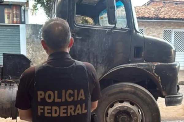 Foto colorida de policial federal em operação contra extração ilegal de areia em terra indígena na Paraíba
