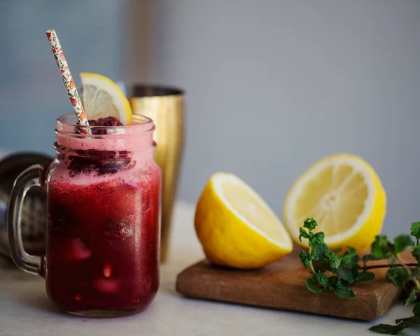 Receita de coquetel refrescante com amora, vodca e limão
