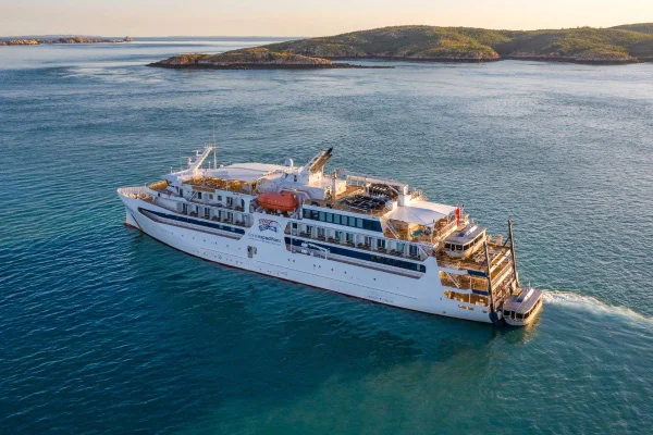 Imagem colorida e navio de cruzeiro que faz expedições em ilhas de corais, onde mulher foi esquecida e morreu - Metrópoles
