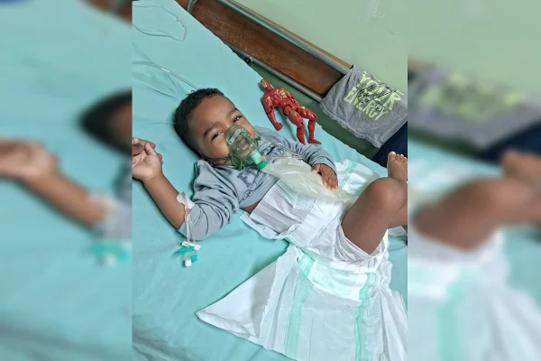 Imagem colorida de bebê me cama de hospital