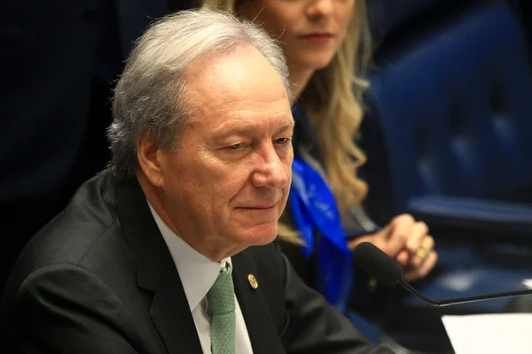 Após anúncio de vacinação infantil, STF encerra ação contra governo