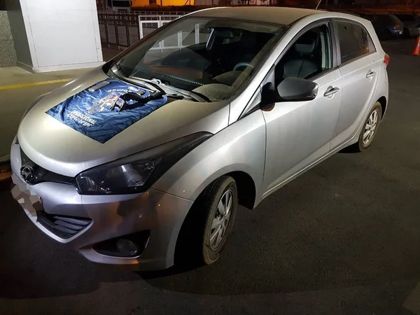 Ladrões são pegos no flagra pela PM comemorando no bar roubo de carro
