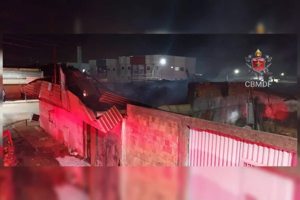 Foto colorida de prédio após incêndio