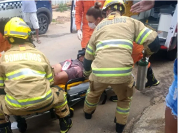 Homem sendo socorrido