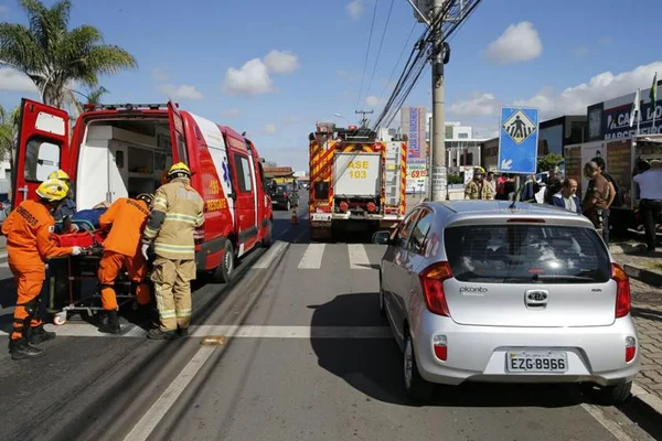 Mulher é atropelada em faixa de pedestre no Setor de Indústria