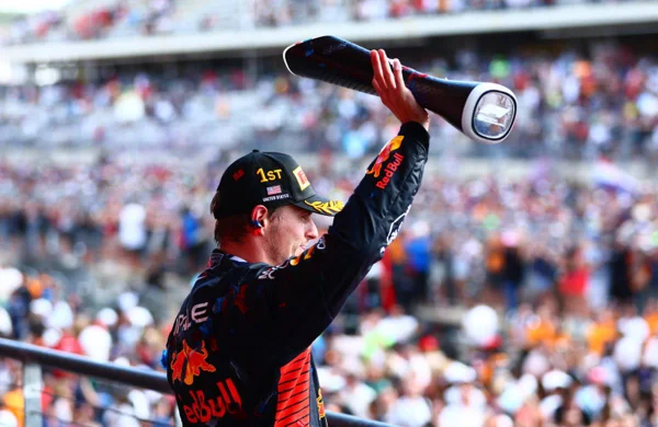 Imagem de Max Verstappen no podio - Metrópoles