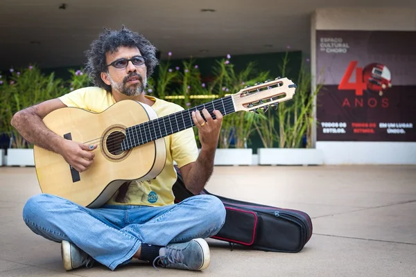 Fernando César lança CD em que comemora 35 anos de carreira